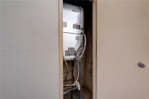 1301 NE Miami Gardens Dr, Miami, FL 33179 - Photo 29