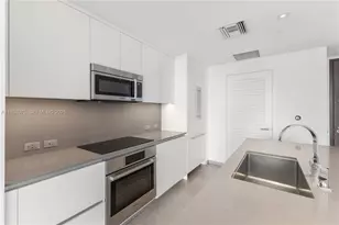68 SE 6th St, Miami, FL 33131 - Photo 7