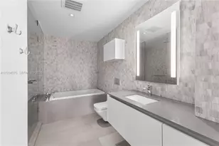 68 SE 6th St, Miami, FL 33131 - Photo 21