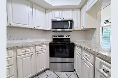 8255 Lake Dr #506, Doral, FL 33166 - Photo 3