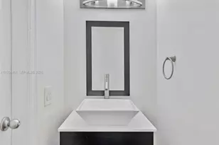 515 NE 38th St, Miami, FL 33137 - Photo 25