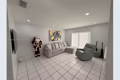 8242 NW 200 Ter, Hialeah, FL 33015 - Photo 21
