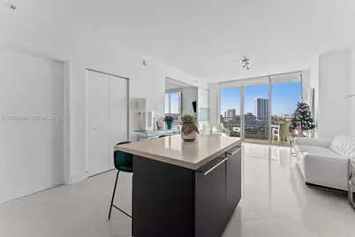 90 SW 3rd St #1410, Miami, FL 33130 - Photo 3