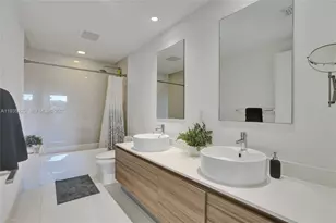 121 NE 34th St, Miami, FL 33137 - Photo 23