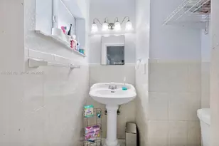 590 W 35th Pl, Hialeah, FL 33012 - Photo 7