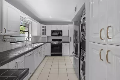 10922 SW 25th St, Miami, FL 33165 - Photo 9