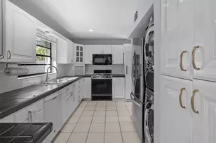 10922 SW 25th St, Miami, FL 33165 - Photo 9