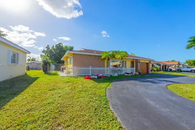 9906 Westwood Dr, Tamarac, FL 33321 - Photo 3