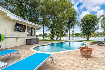 1160 NW 86th Ter, Pembroke Pines, FL 33024 - Photo 17
