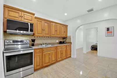643 NE 130th St, North Miami, FL 33161 - Photo 3