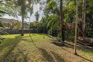 11660 NE 8th Ave, Biscayne Park, FL 33161 - Photo 29