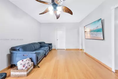 5015 E Palm Ct, Hialeah, FL 33013 - Photo 7