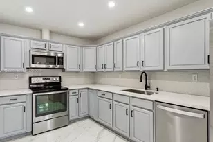 6800 SW 10th Ct, Pembroke Pines, FL 33023 - Photo 11