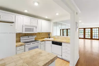 455 Paradise Isle Blvd #402, Hallandale Beach, FL 33009 - Photo 5