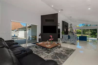 15221 N Laurel Ln N, Pembroke Pines, FL 33027 - Photo 21