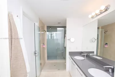 90 SW 3rd St #2402, Miami, FL 33130 - Photo 5