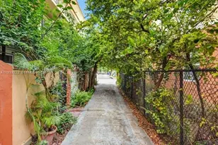 542 NW 8th St, Miami, FL 33136 - Photo 13