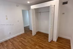 542 NW 8th St, Miami, FL 33136 - Photo 9