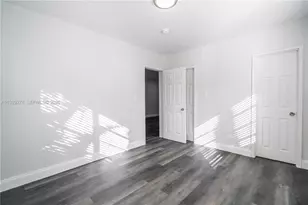 7925 Hawthorne Ave, Miami Beach, FL 33141 - Photo 11