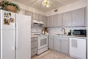 13450 SW 3rd St, Pembroke Pines, FL 33027 - Photo 7
