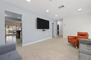 325 SE 9th Ave, Hialeah, FL 33010 - Photo 7