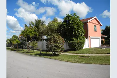 7527 SW 7th Ct, North Lauderdale, FL 33068 - Photo 5