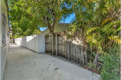 660 NE 59th Ct, Oakland Park, FL 33334 - Photo 31