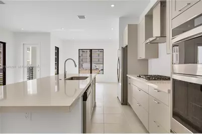8037 NW 42nd St, Doral, FL 33166 - Photo 11