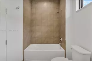 8037 NW 42nd St, Doral, FL 33166 - Photo 33