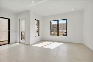 8037 NW 42nd St, Doral, FL 33166 - Photo 9