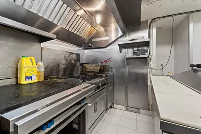 21 NW Miami Ct, Miami, FL 33128 - Photo 19