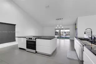 1092 NW 162nd Ave, Pembroke Pines, FL 33028 - Photo 11