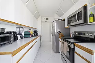 1000 W Island Blvd, Aventura, FL 33160 - Photo 9