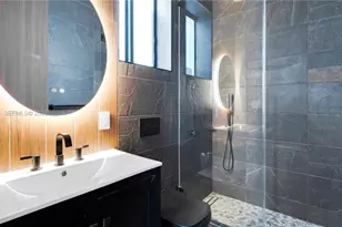 19600 NE 26th Ave, Miami, FL 33180 - Photo 25