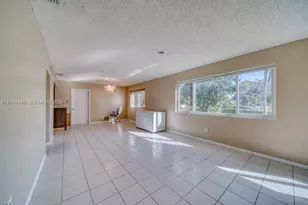 12220 NE Miami Pl, North Miami, FL 33161 - Photo 11