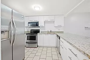 2302 S Cypress Bend Dr, Pompano Beach, FL 33069 - Photo 9