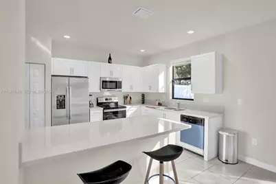 10025 W 32nd Ln, Hialeah, FL 33018 - Photo 9
