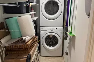 68 SE 6th St, Miami, FL 33131 - Photo 23