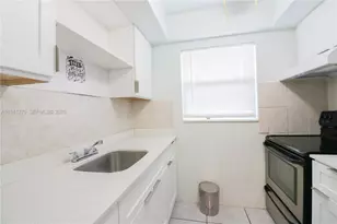 712 NE 8th St, Hallandale Beach, FL 33009 - Photo 5