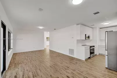 4631 E 8th Ct, Hialeah, FL 33013 - Photo 15