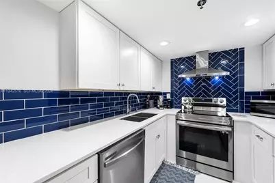 2401 Collins Ave #1007, Miami Beach, FL 33140 - Photo 9