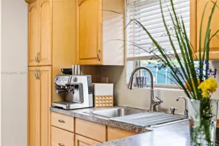 1601 N 16th Ct, Hollywood, FL 33020 - Photo 9