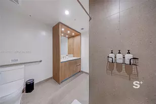 11 NE 6th St, Miami, FL 33132 - Photo 23