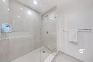 11 NE 6th St, Miami, FL 33132 - Photo 15