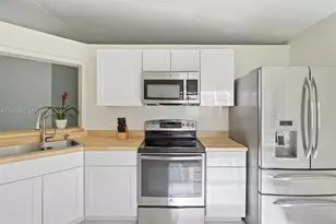 19463 NW 62nd Pl, Hialeah, FL 33015 - Photo 11