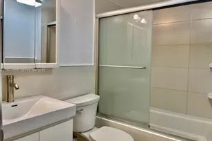 400 Palm Cir W, Pembroke Pines, FL 33025 - Photo 25