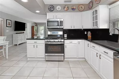 1247 Washington St, Hollywood, FL 33019 - Photo 9