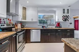 8330 NW 3rd St, Pembroke Pines, FL 33024 - Photo 9