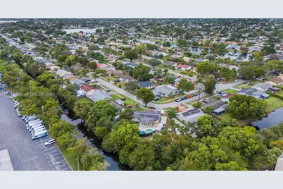 8330 NW 3rd St, Pembroke Pines, FL 33024 - Photo 21