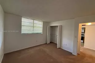 1000 Colony Point Cir, Pembroke Pines, FL 33026 - Photo 5